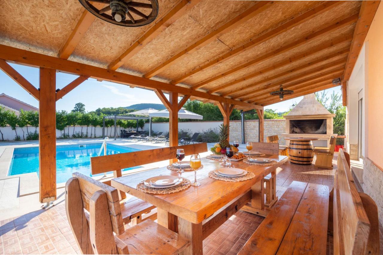 Vacation Villa Matic With 7 Bedrooms Синь Экстерьер фото