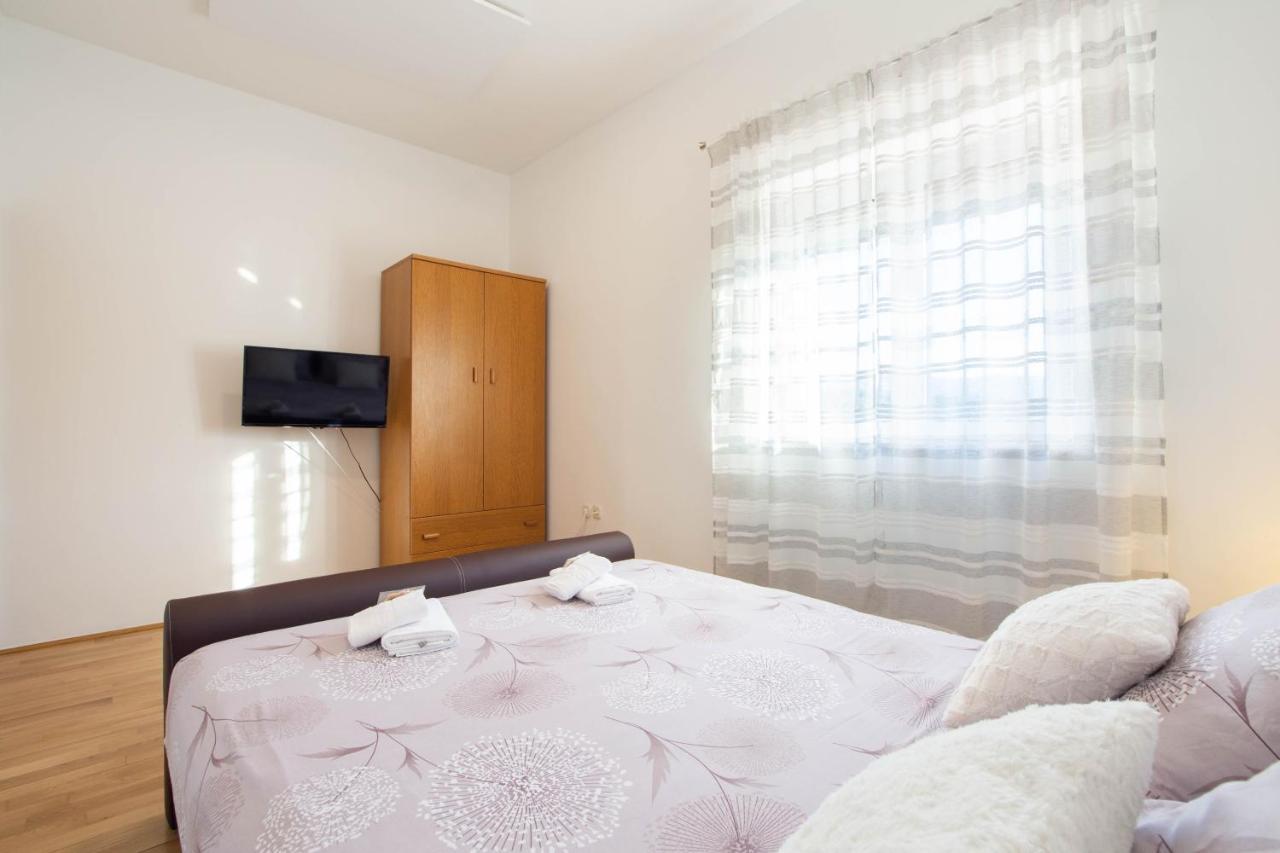 Vacation Villa Matic With 7 Bedrooms Синь Экстерьер фото