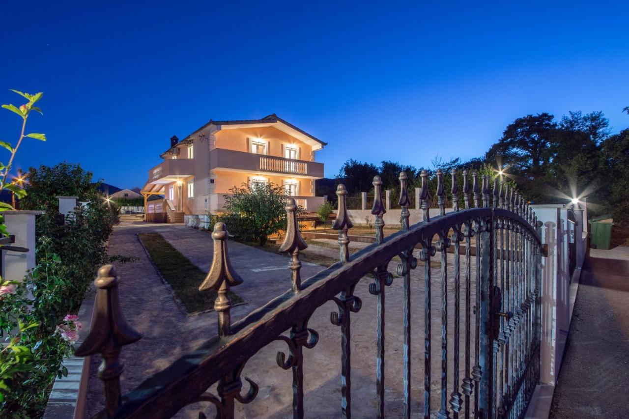 Vacation Villa Matic With 7 Bedrooms Синь Экстерьер фото