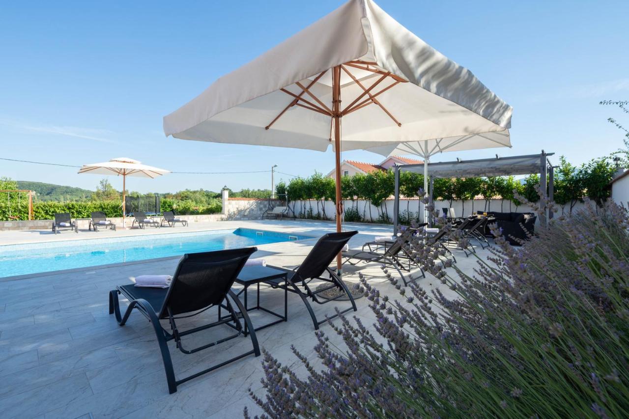 Vacation Villa Matic With 7 Bedrooms Синь Экстерьер фото