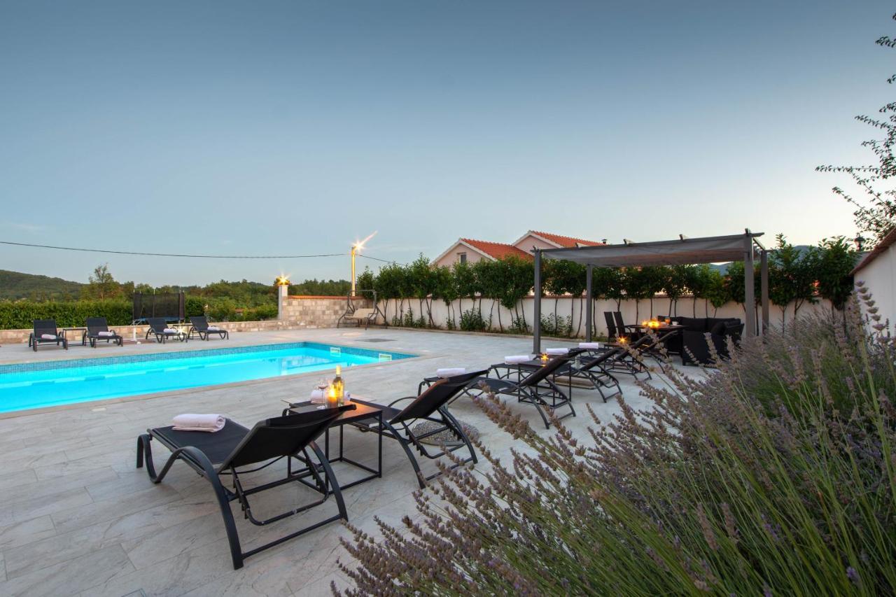 Vacation Villa Matic With 7 Bedrooms Синь Экстерьер фото