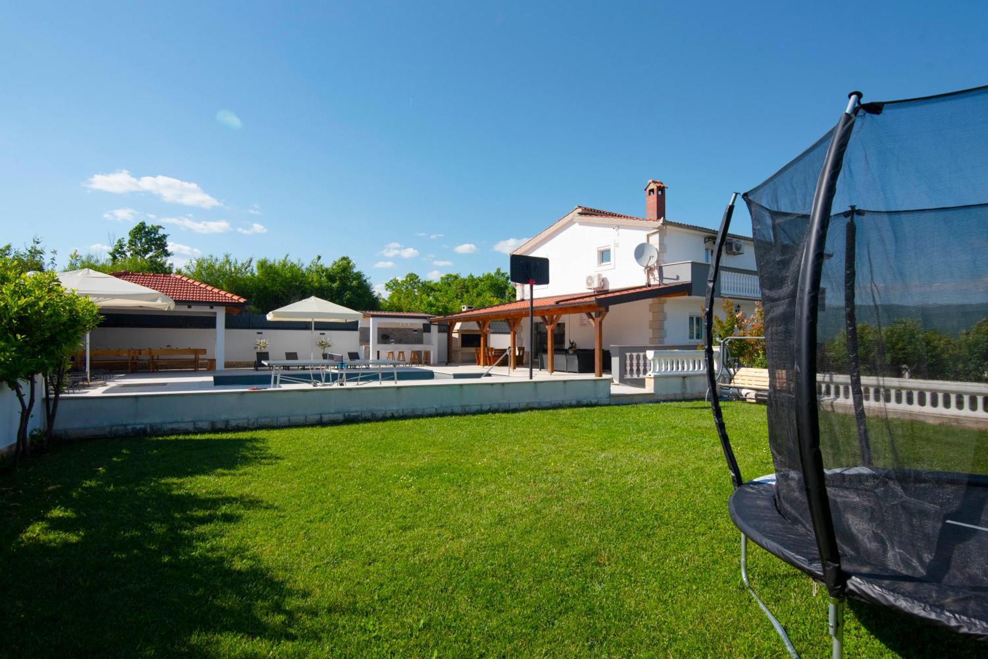 Vacation Villa Matic With 7 Bedrooms Синь Экстерьер фото